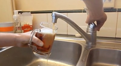 Жителя Новой Зеландии разыграли, заменив ему воду из-под крана на пиво