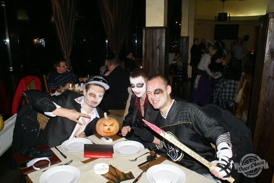 Halloween | Хэллоуин 2011. Паб Рыжая Корова. Главное чтобы костюмчик сидел!