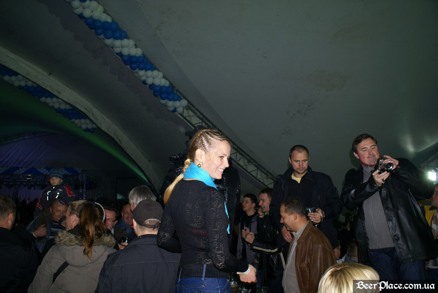 Октоберфест 2010 в Киеве. Фотографии: День 2. Выступление кавер-бэнда YouCrane