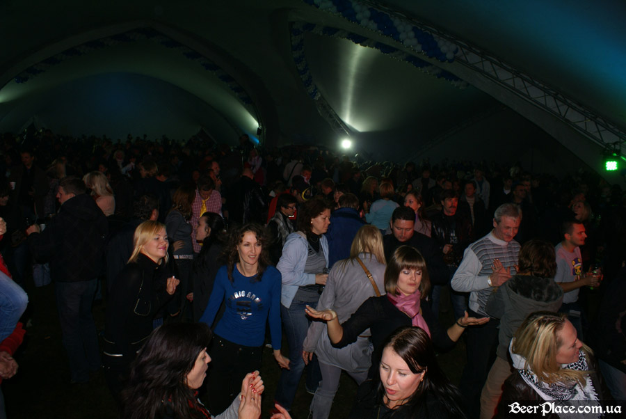 Октоберфест 2010 в Киеве. Фотографии: День 2. Выступление кавер-бэнда YouCrane