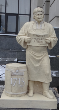 На железнодорожном вокзале Львова появилась скульптура пивовара