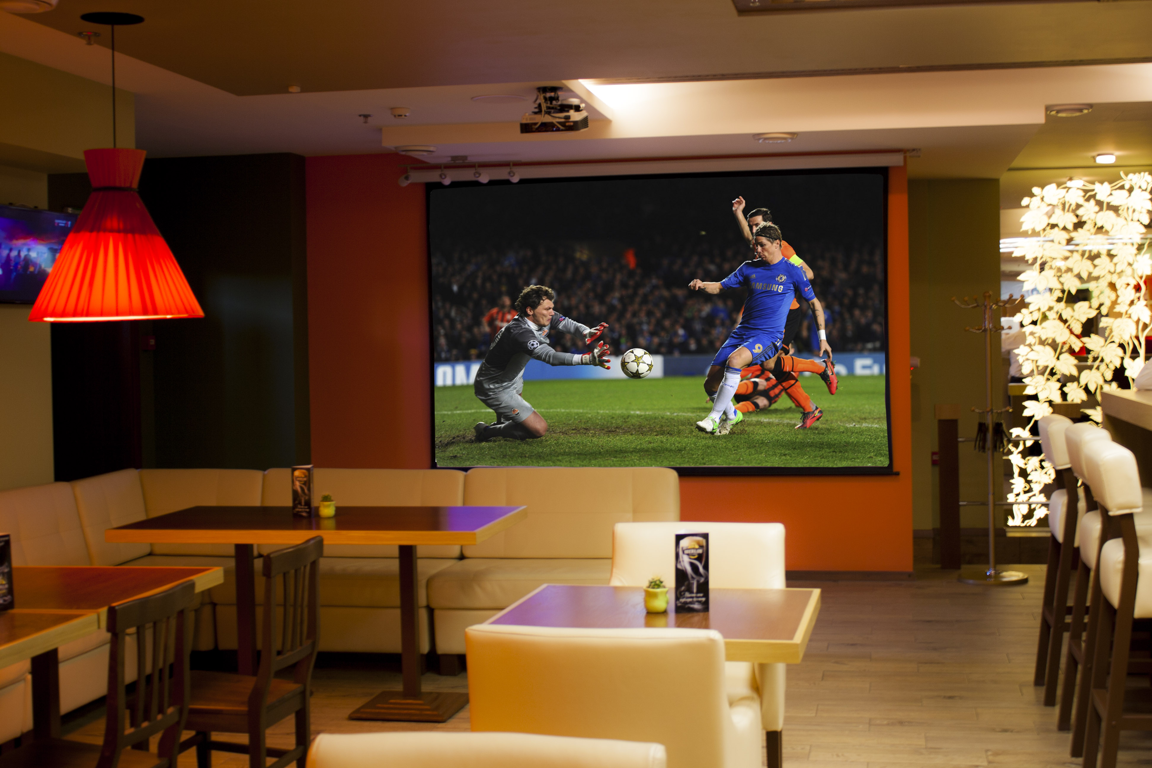 Большие экраны футбол. Телевизор в кафе. Спорт бар. Телевизор в баре. Телевизор в спорт баре.