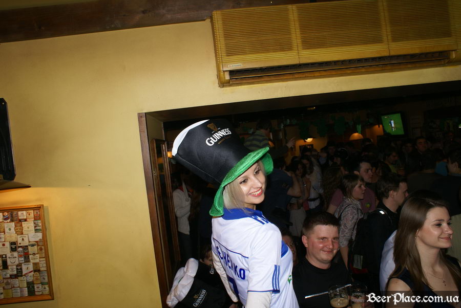 День святого Патрика 2011: ирландский паб O'BRIEN'S. Фотосессия в шапке Guinness