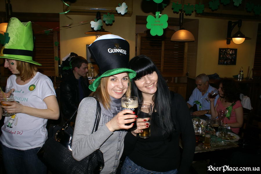 День святого Патрика 2011: ирландский паб O'BRIEN'S. Фотосессия в шапке Guinness