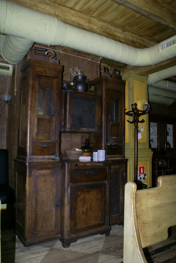Чешский ресторан Старомак. Старинная мебель