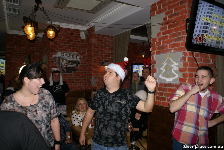 Братья Гагарины ведут Новый Год 2011 в АУТ ПАБе. Фото