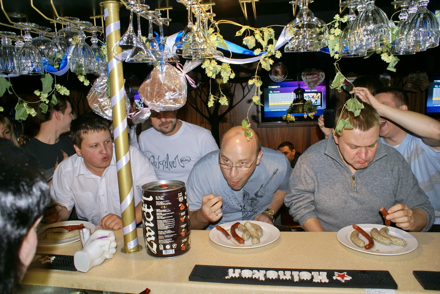 Октоберфест в Киеве. Паб-ресторан Bier Platz. Конкурс поедания сосисок