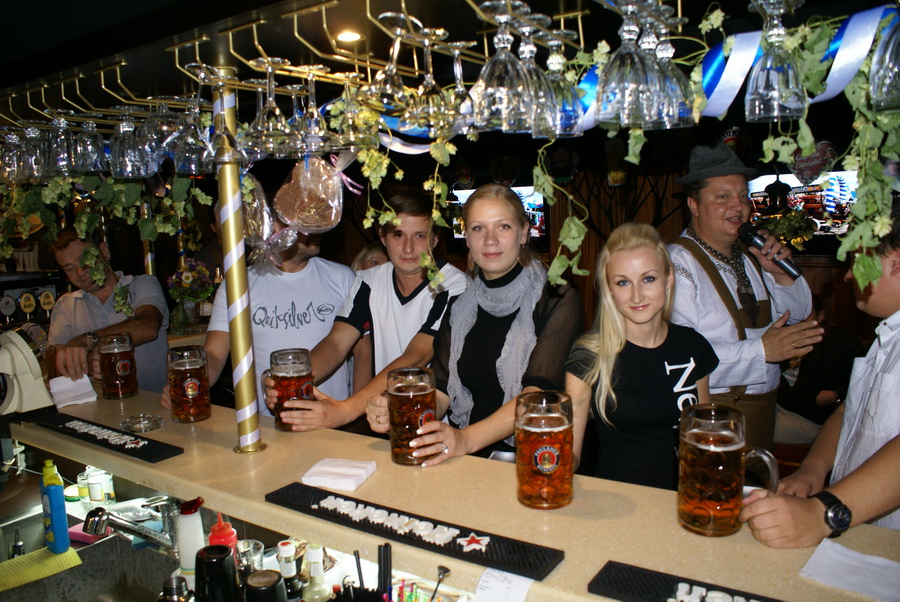 Октоберфест в Киеве. Паб-ресторан Bier Platz. Конкурс выпивания пива. Подготовка