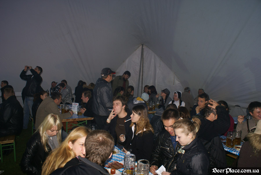 Фото Октоберфеста 2010 в Киеве. День 2. Выступление группы ТИК