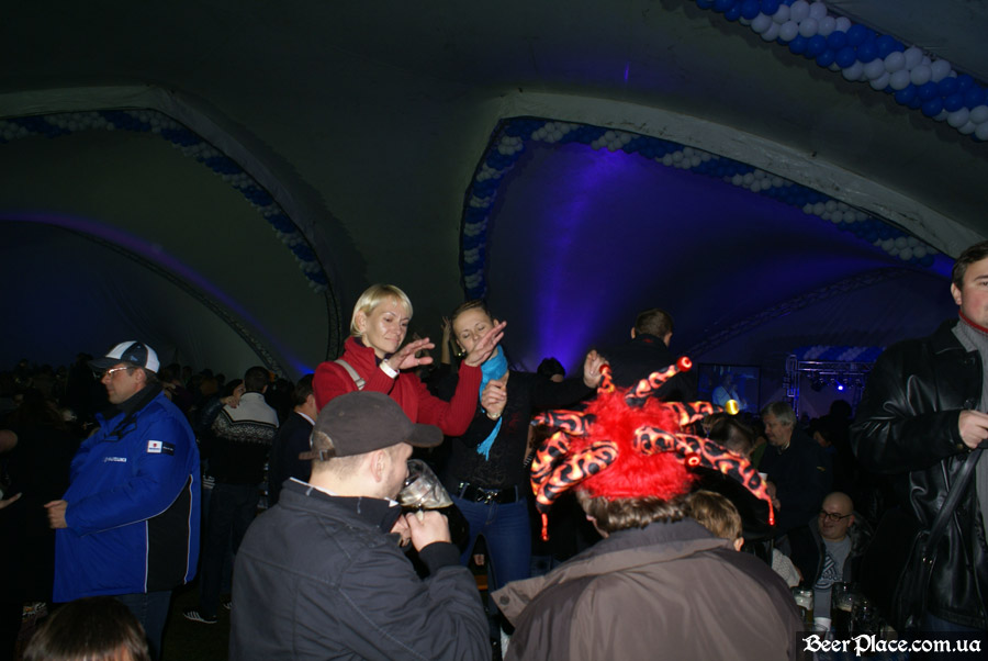 Фото Октоберфеста 2010 в Киеве. День 2. Выступление группы ТИК