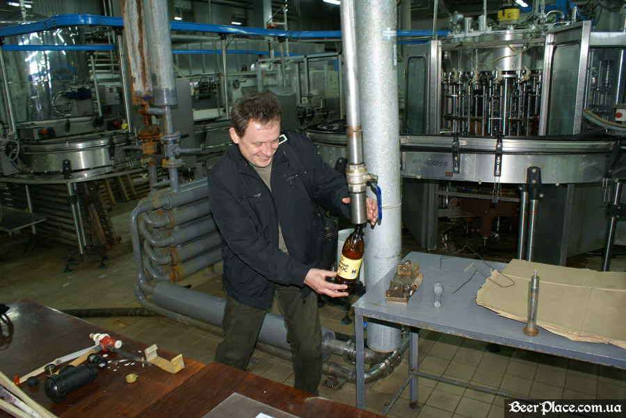 Как варят пиво на заводе Полтавпиво. Фото. Цех по разливу пива в стеклянные и ПЭТ бутылки